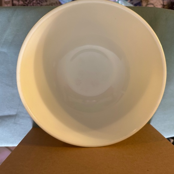 Vintage Pyrex 9"Yellow Mixing Bowl - Picture 2 of 3